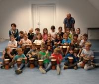 Förderverein überreicht neue Trommeln an Örmser Schulkinder